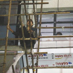 輕生女子懸坐半空情緒激動，腳手架上演生死營救